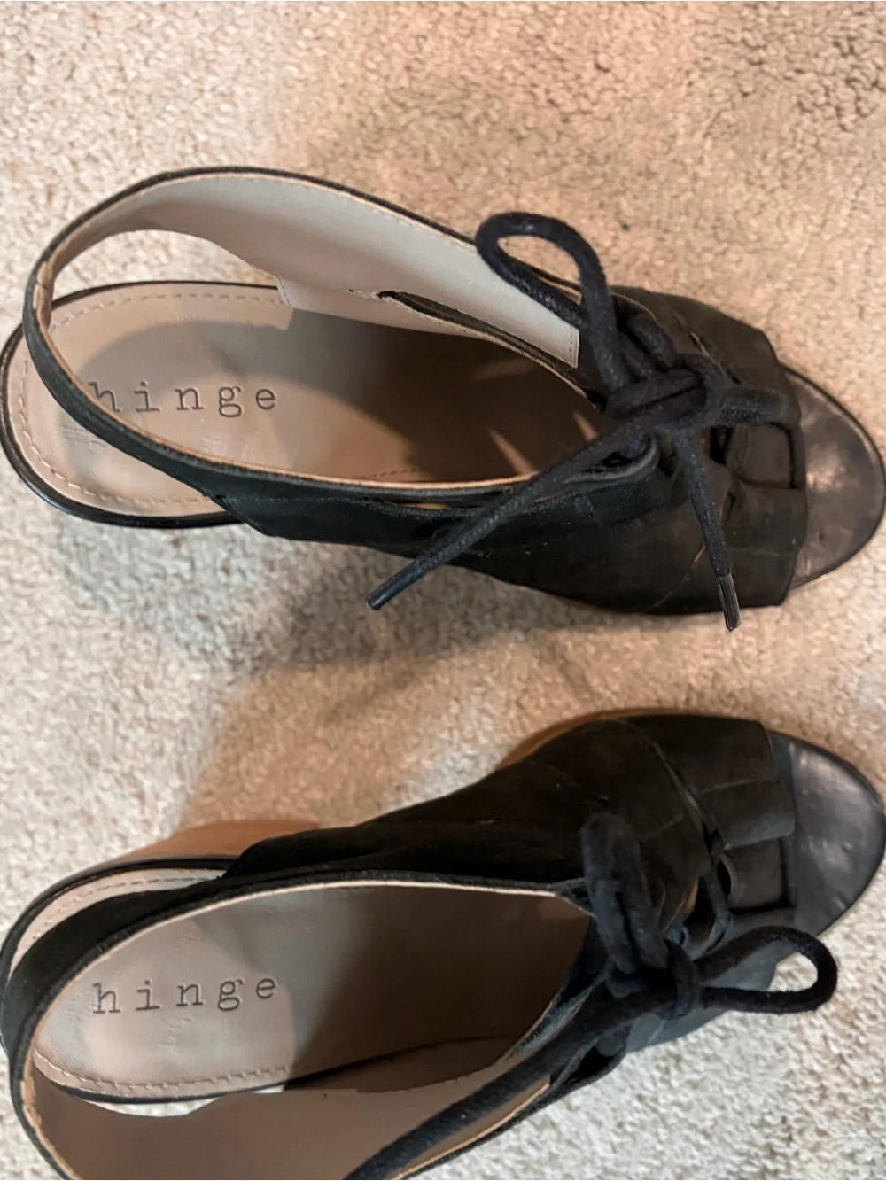 hinge chic black